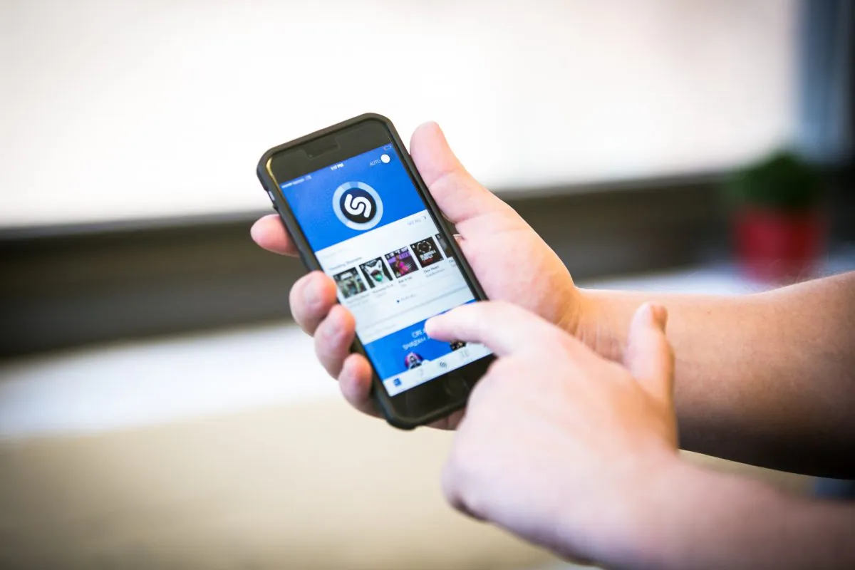 A person uses the Shazam app on an iPhone in New York on Jan. 21, 2015. (Benjamin Chasteen/Epoch Times)