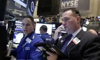 US Stocks Rise on Expected European Stimulus, Higher Oil