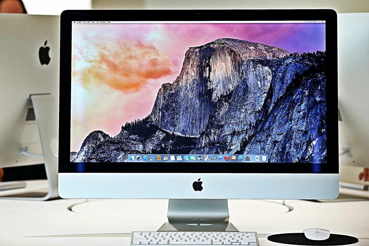The new 27 inch iMac with 5K Retina display is displayed during an Apple special event on Oct. 16, 2014 in Cupertino, Calif. (Justin Sullivan/Getty Images; effects added by Epoch Times)