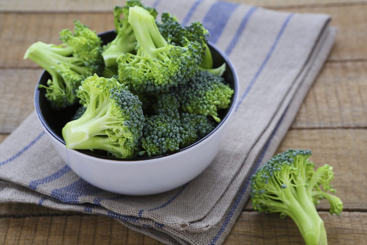 Look for broccoli with tightly packed florets that are bright or dark green in color. Avoid broccoli heads that are yellowing or blemished. (Olha_Afanasieva/iStock/Thinkstock)