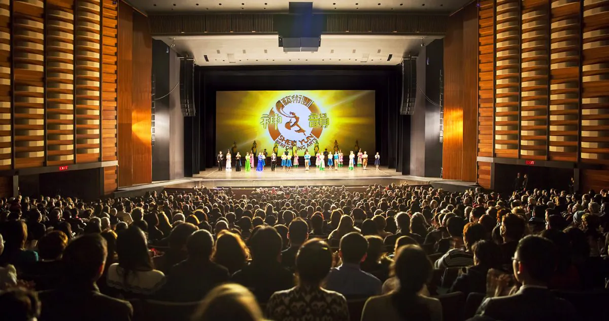 The audience of Shen Yun’s opening night performance at the Sony Centre in Toronto applauds as the dancers and musical soloists wave good night on Jan. 21, 2015. (Evan Ning)