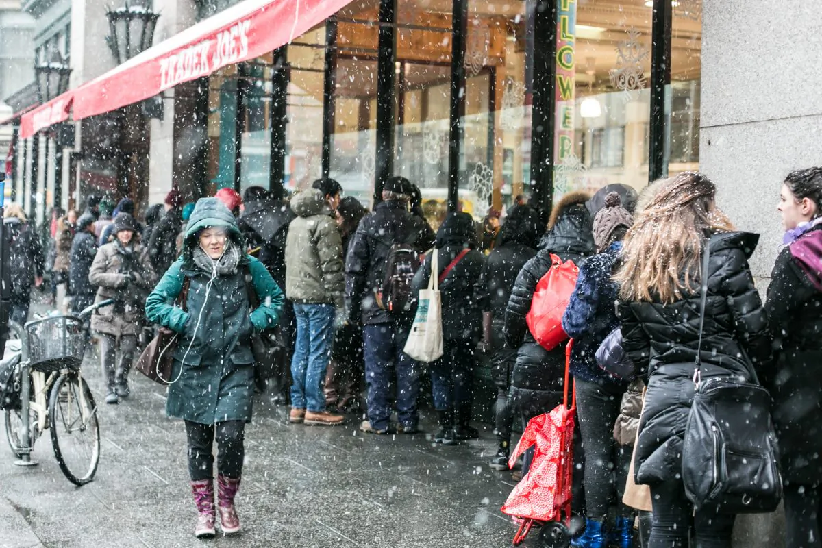 People wait in line outside to shop at Trader Joe's during a snow storm in Chelsea, Manhattan, on Jan. 26, 2015. (Benjamin Chasteen/Epoch Times)