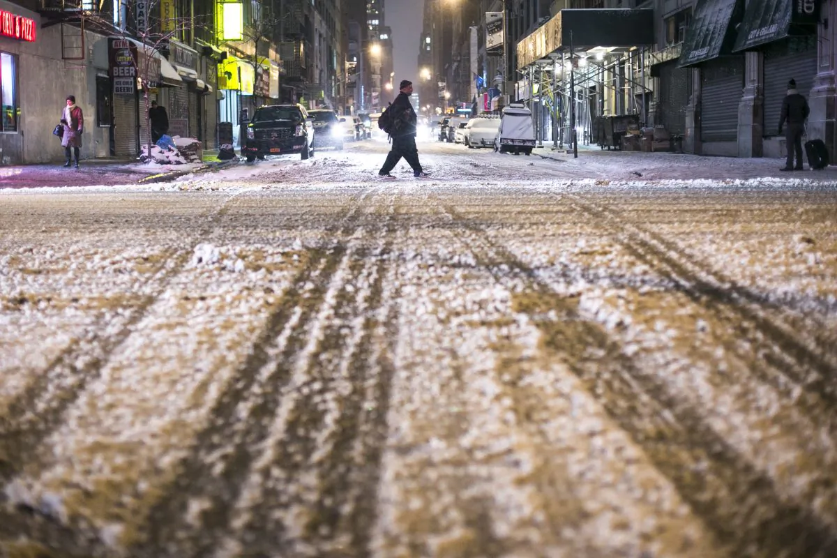 A man crosses the street during Winter Storm Juno, in Midtown Manhattan on Jan. 26, 2015. (Samira Bouaou/Epoch Times)