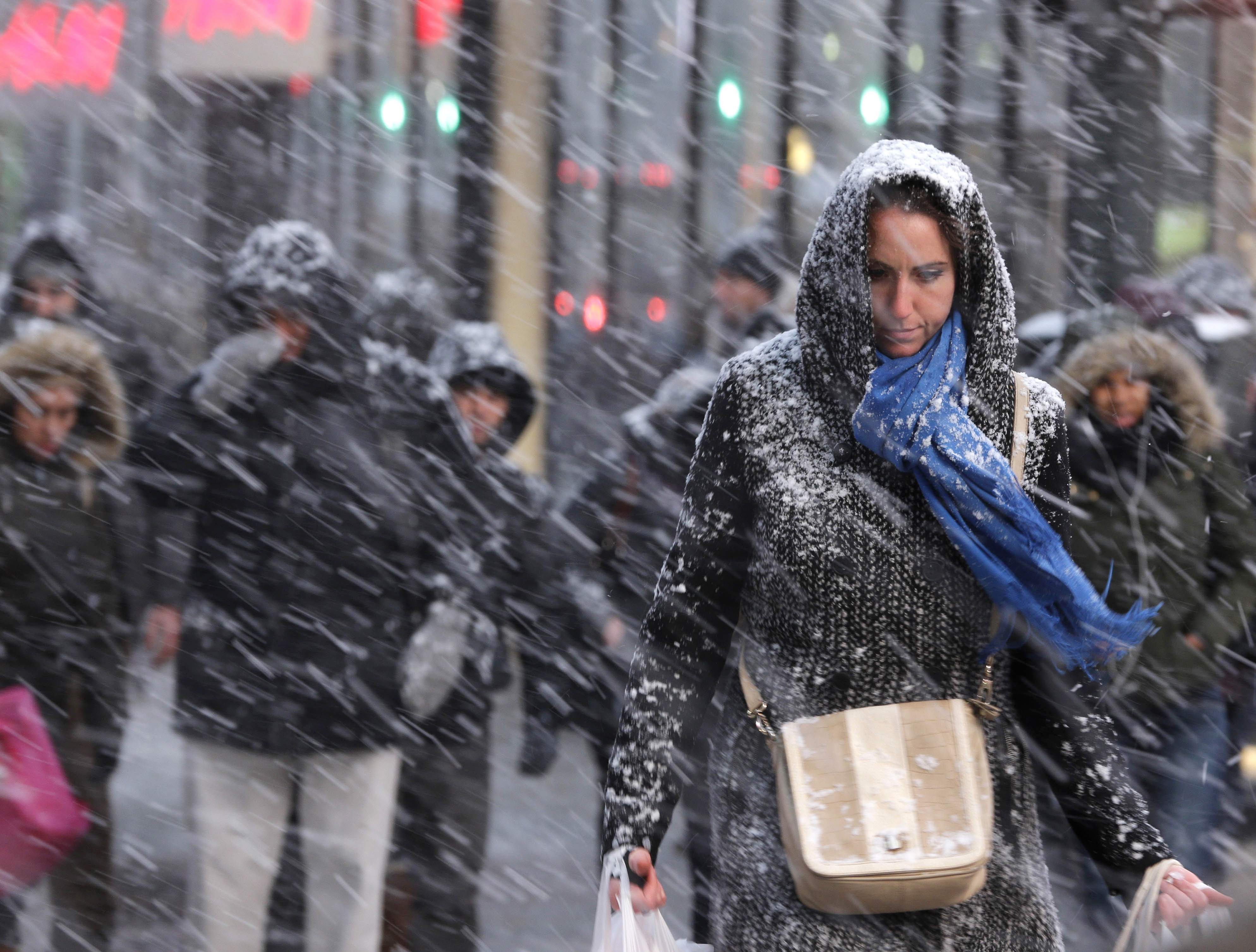 Ли холодная зима. Люди на улице зима. Люди на улице Москва зима. Человек в снегопад. Метель на улице.