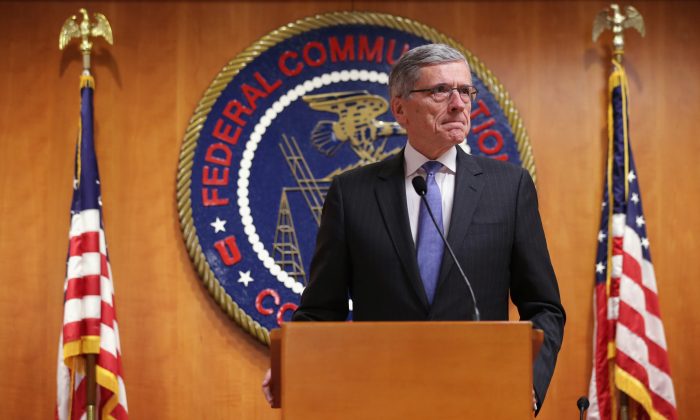 Federal Communications Commission (FCC) Chairman Tom Wheeler and the panel redefined broadband internet as speeds of at least 25/3 Mbs, show here on May 15, 2014 at the FCC headquarters in Washington, DC. (Alex Wong/Getty Images)