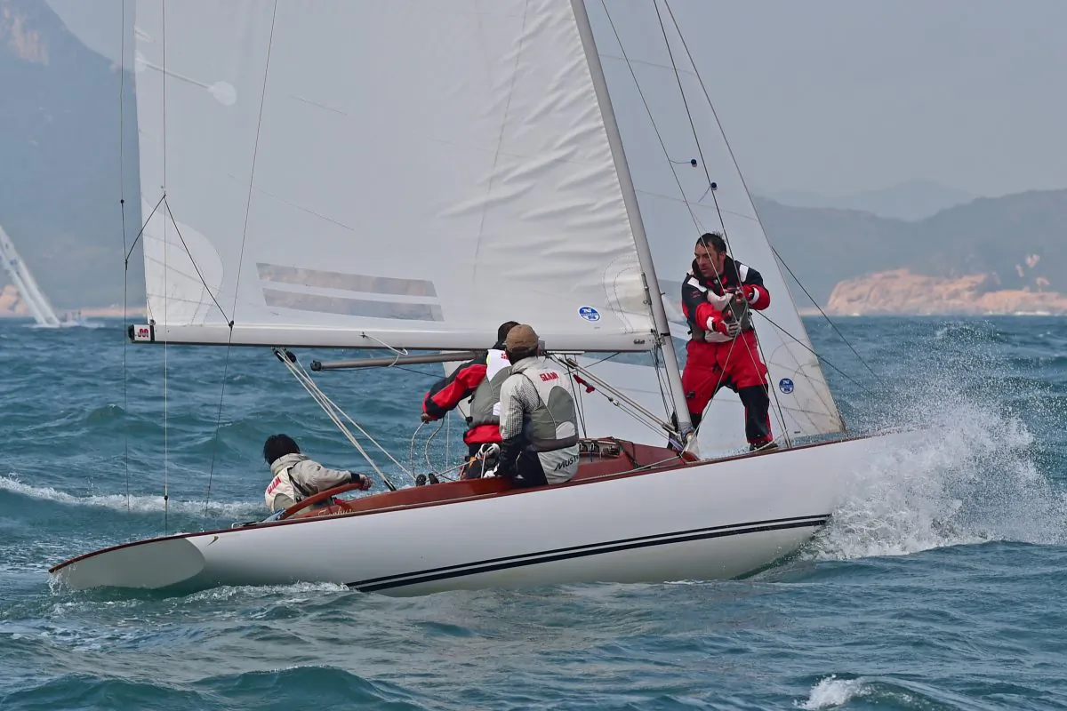 Tam Nguyen helming D55 ‘Zhepyr’ during race-7 of the Hong Kong Dragon Championship Series 2014-2015 on Saturday Jan 24. Nguyen won the series retaining his Championship title.
Bill Cox/Epoch Times