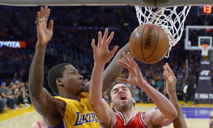 Chicago Bulls forward Pau Gasol, right, of Spain, tries to shoot as Los Angeles Lakers forward Ed Davis defends during the first half of an NBA basketball game, Thursday, Jan. 29, 2015, in Los Angeles. (AP Photo/Mark J. Terrill)