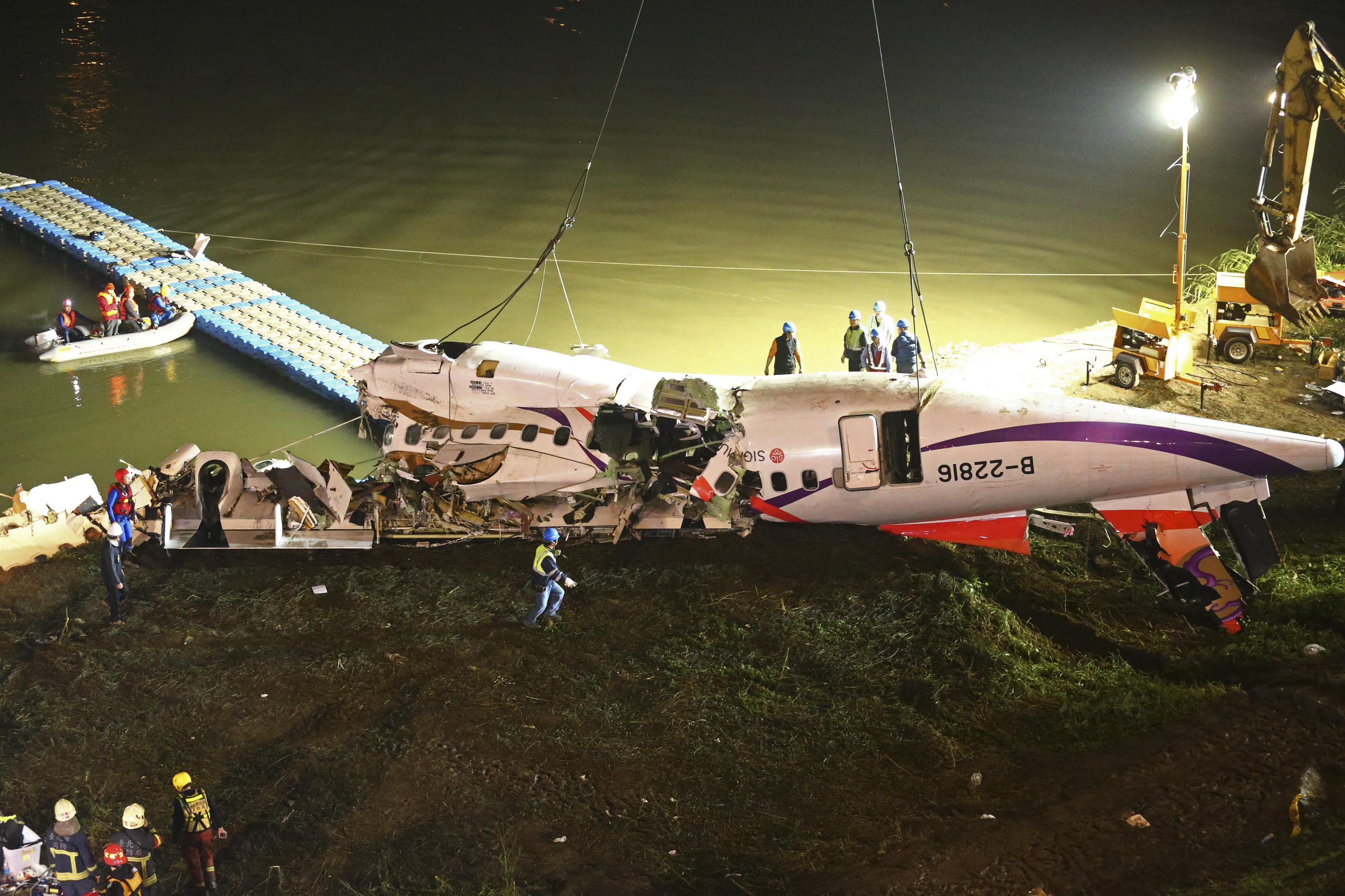 Самолет падает в воду. ATR 72 самолет крушение Тайбэе. Катастрофа ATR 72 В Тайбэе. ATR 72 катастрофа Тайвань.