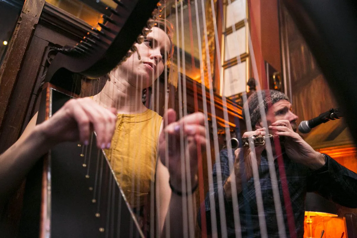 Musicians Maeve Gilchrist (harp) and Kevin Crawford (flute) at the Swift Hibernian Lounge in New York City on Feb. 3, 2015. (Samira Bouaou/Epoch Times)