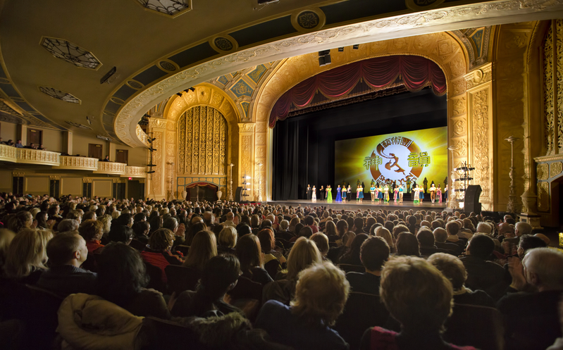 Shen Yun Performing Arts artists bid farewell to the audience at the Detroit Opera House on Feb. 7, 2015. (Epoch Times)