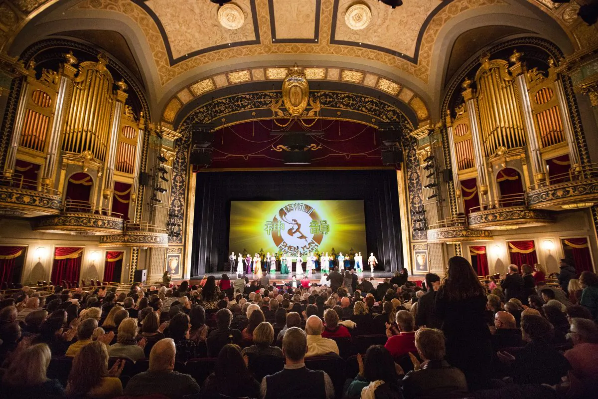 Audiences applaud during the curtain call for Shen Yun at the Palace Theater in Waterbury, Conn., on Feb. 7, 2015. (Pamela Tsai/Epoch Times)