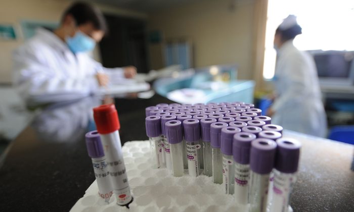 Chinese medical personnel prepare medication at a hospital in Hefei, Anhui Province on Nov. 25, 2009. (STR/AFP/Getty Images)
