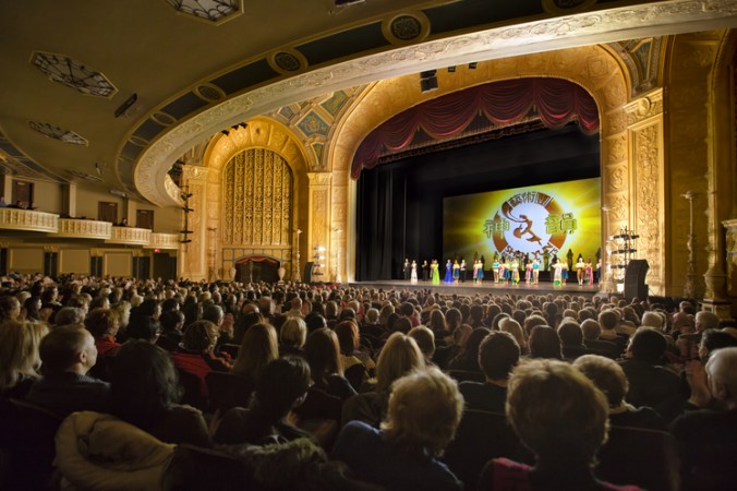 Shen Yun Performing Arts artists bid farewell to the audience at the Detroit Opera House on Feb. 7, 2015. (Epoch Times) 
