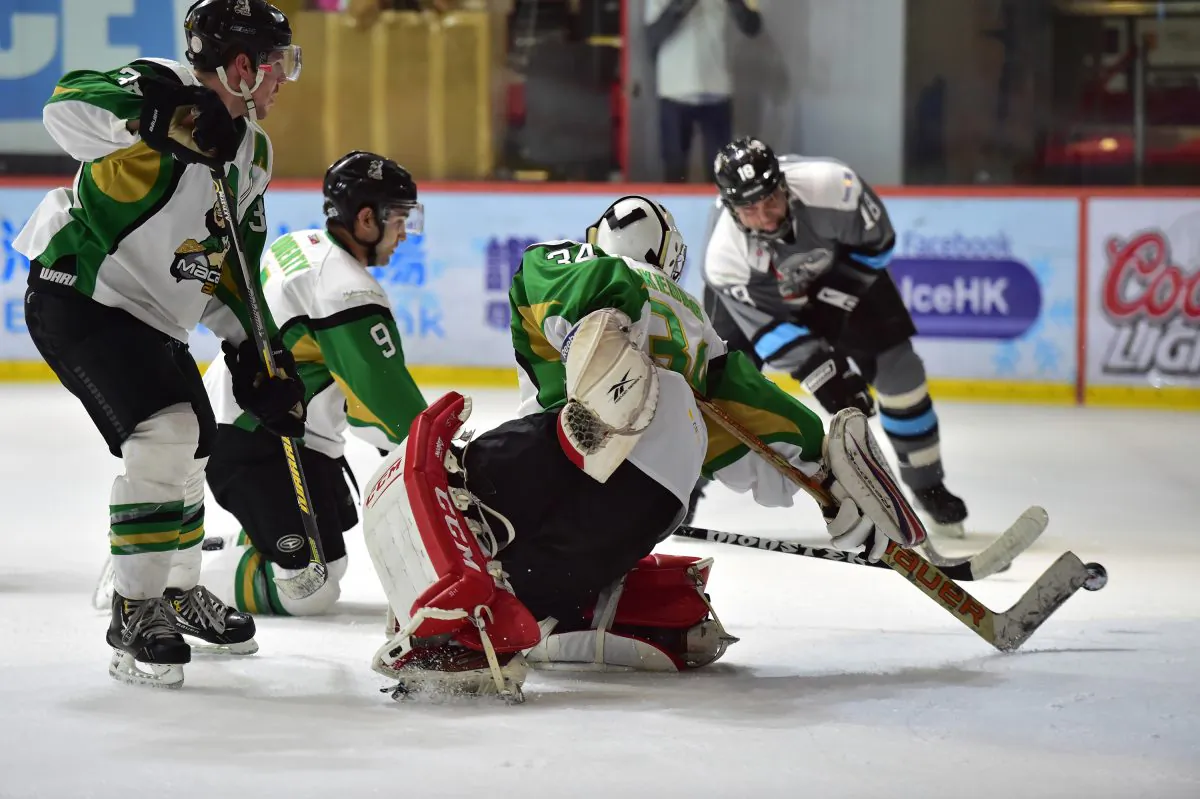 Ronald Matez (18) of South China Sharks scores Sharks’ second goal in their match against Macau Aces in the CIHL at Mega Ice on Saturday Feb 7, 2015, but Aces always kept just one step ahead to win the match 4-3. (Bill Cox/Epoch Times)