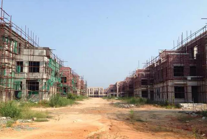 Construction site of residency buildings in Shenzhen, Guangzhou Province, on Oct. 3, 2014. Southern China’s Shenzhen city government suspended over 2000 properties under construction due to the developer’s financial crisis. House owners who paid for the houses protested on Jan. 24. (Screenshot/tianya.cn)