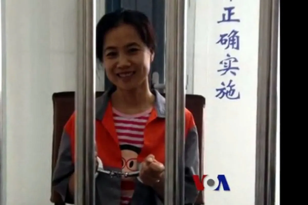 Li Huanjun in handcuffs is in a detention facility in Beijing, 2012. (Screenshot via voachinese.com)