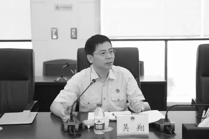 On Jan. 2, Wu Xiang, a member of the Chinese People’s Political Consultative Conference (CPPCC) in Guangzhou, in southern China's Guangdong Province, shouted at top local officials, demanding that they disclose their personal wealth. (Weibo.com)