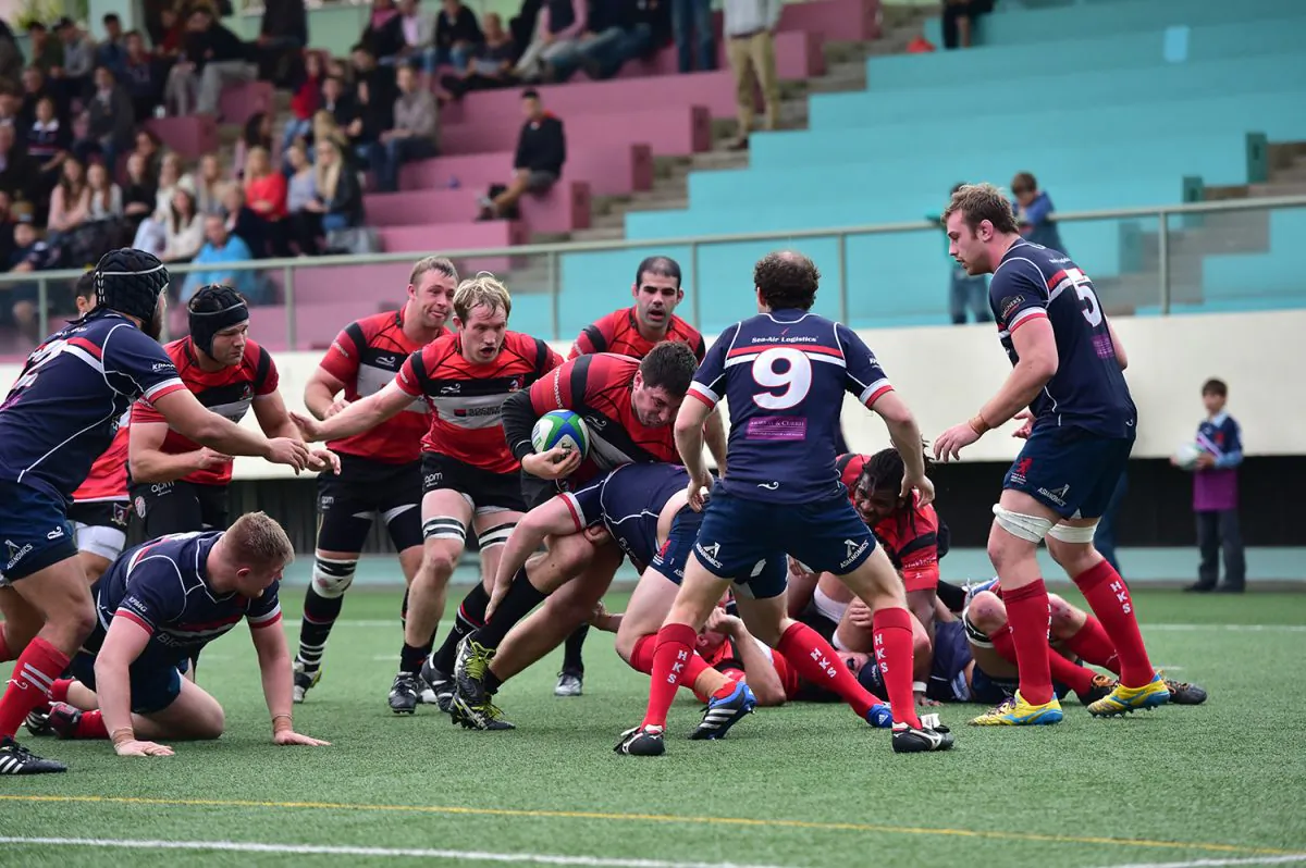 Societe Generale Valley push forward for their 2nd try in their HKRFU Premiership Grand Championship semi-final against Bloomberg HK Scottish at Shep Kip Mei on Saturday Feb 14, 2015. Valley won the close match 17-13 to progress to the final on March 7, 2015. (Bill Cox/Epoch Times)