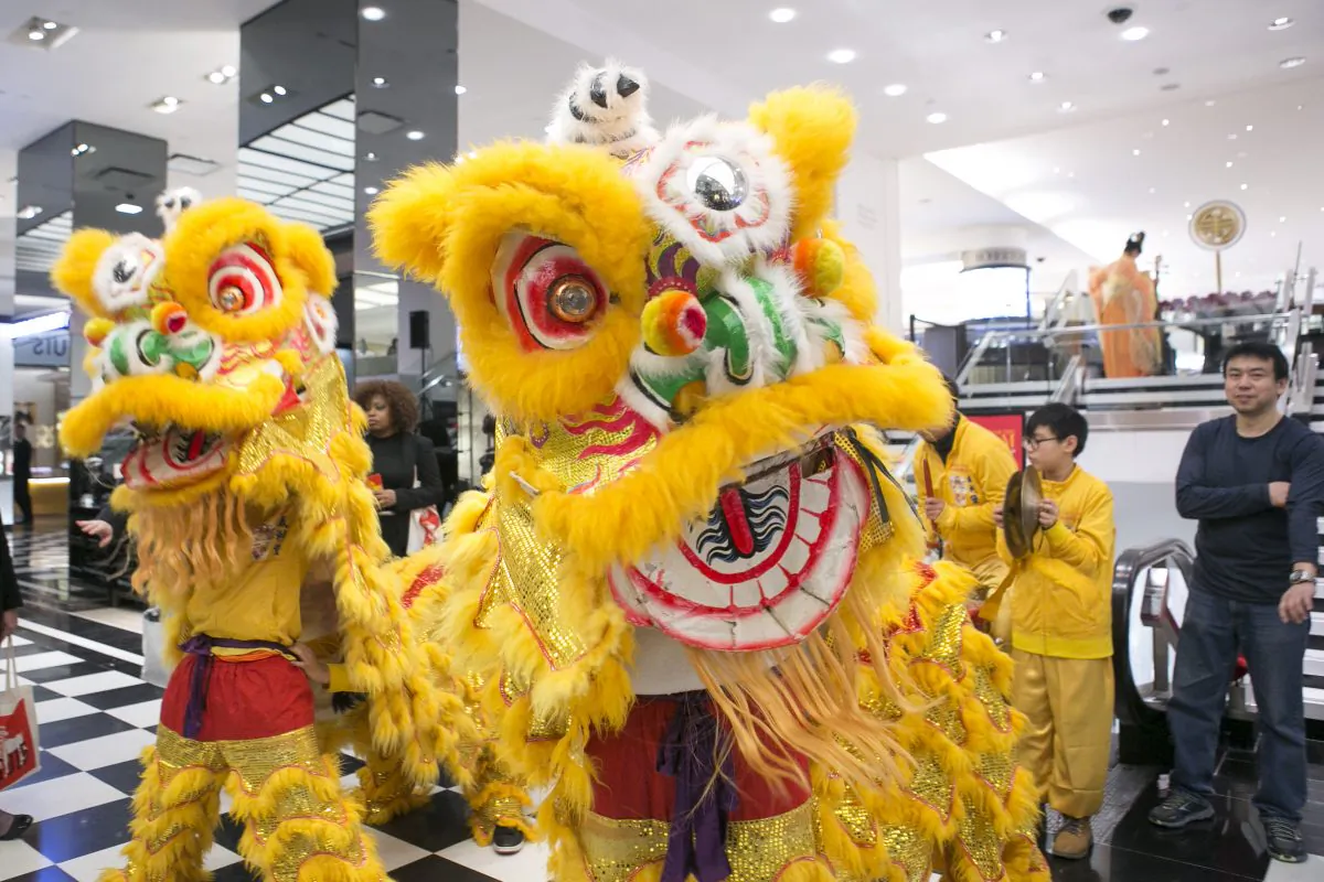 Shoppers watch a Chinese Lion Dance performance to celebrate the Chinese Lunar New Year at the Bloomingdale’s flagship store on Lexington Avenue in New York City on Feb. 19, 2015. (Samira Bouaou/Epoch Times)