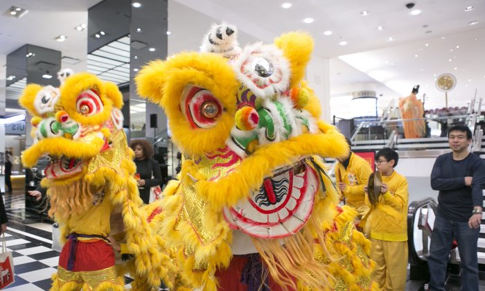 Shoppers watch a Chinese Lion Dance performance to celebrate the Chinese Lunar New Year at the Bloomingdale’s flagship store on Lexington Avenue in New York City on Feb. 19, 2015. (Samira Bouaou/Epoch Times)