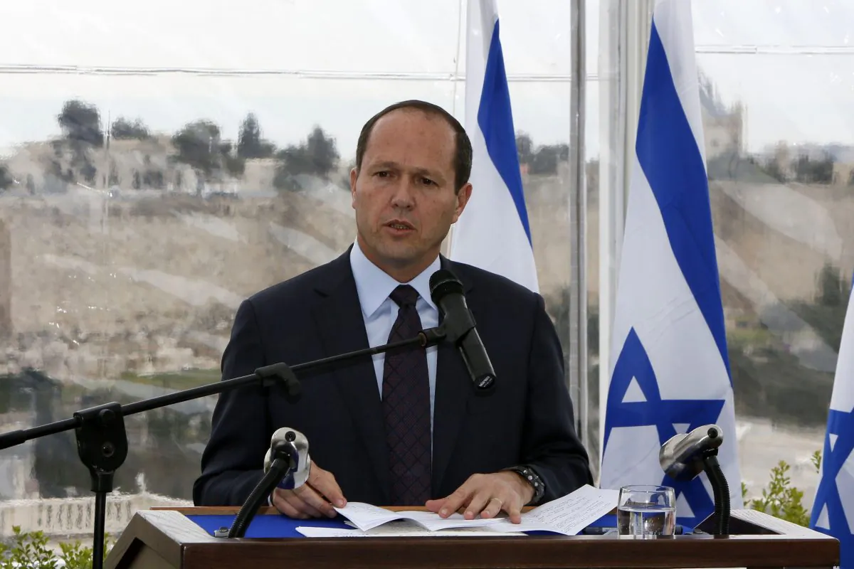 Mayor of Jerusalem Nir Barkat tackles man wielding knife. (Getty Images)