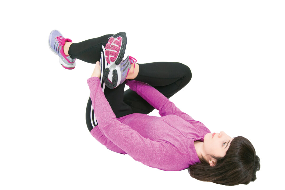 The right stretches can help relieve sciatica. (Bejamin Chasteen/Epoch Times)