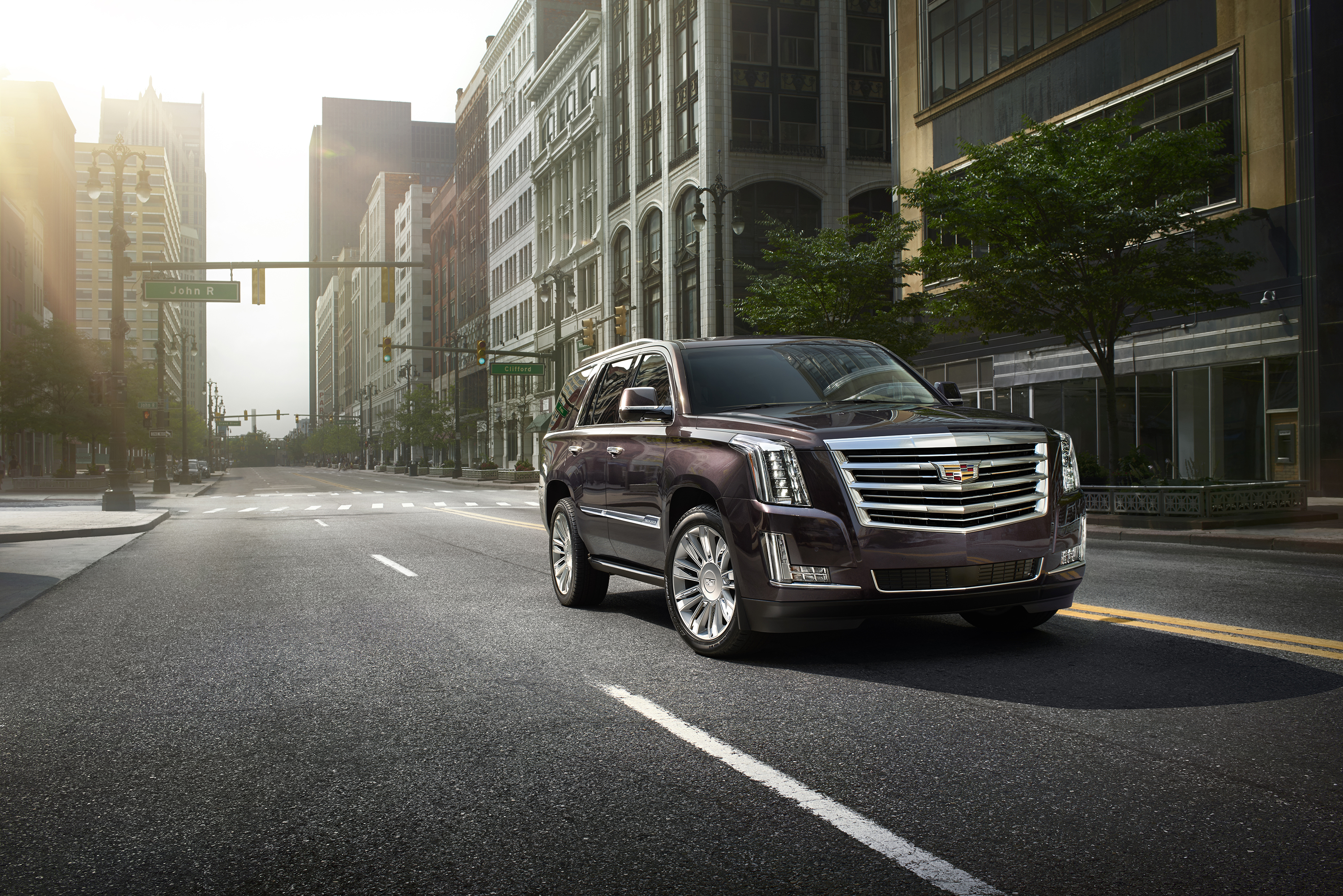 Катит кадиллак в нем играет. Cadillac Escalade 2015. Кадиллак Эскалейд 2015. Cadillac Escalade Platinum 2015. Кадиллак Escalade 2015.