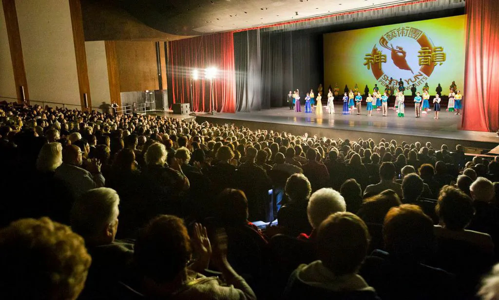 Shen Yun Performing Arts World Company's curtain call at the Rabobank Theater, Bakersfield. (Epoch Times)