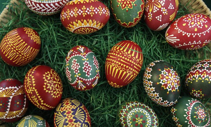 Easter egg decorating with a straw - Czech Cookbook 