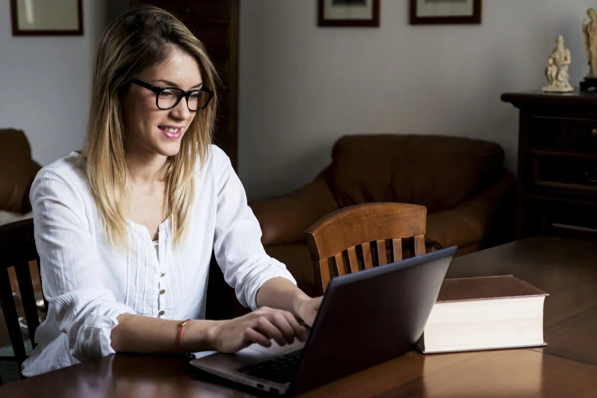 According to web measurement company comScore, Canadians are some of the most prolific users of dating sites. A full 25 percent of Canadians have tried online dating at some point. (dbphotographer/iStock/Thinkstock)