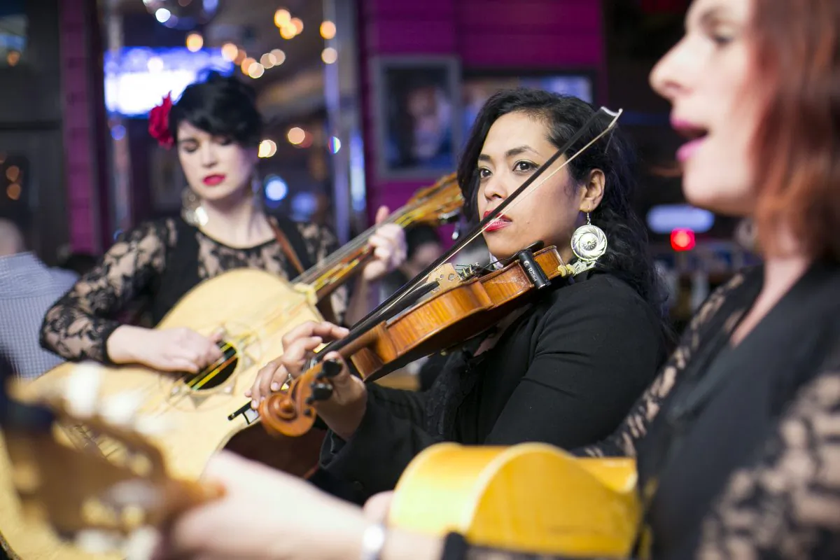 (L-R) Lisa Dowling, Mireya Ramos, and Shae Fiol, members of the female mariachi band Mariachi Flor de Toloache, performing at the Campéon restaurant in New York, on Feb. 27, 2015. (Samira Bouaou/Epoch Times)