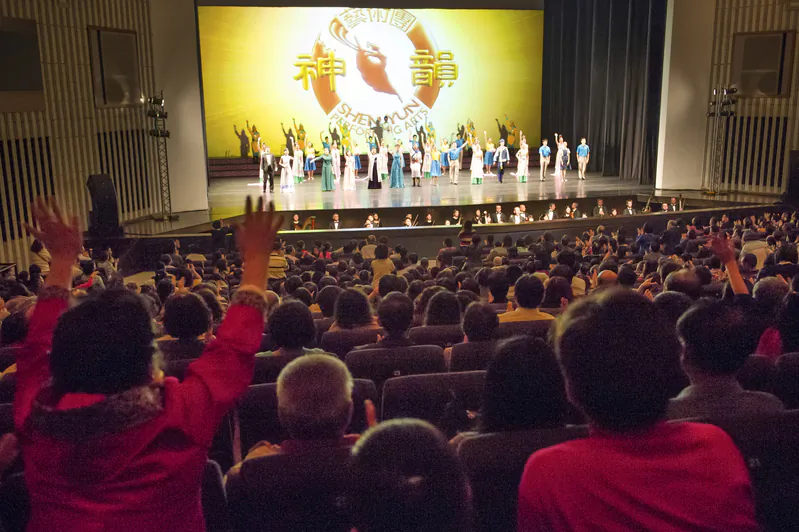 Shen Yun Performing Arts New York Company's curtain call at the Kaohsiung Cultural Center, 2015. (Epoch Times)