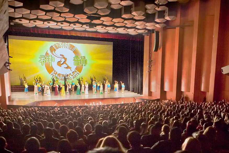Shen Yun Performing Srts Touring Company's curtain call at Houston's Jones Hall, Dec. 28, 2014. (Chen Xiao/Epoch Times)