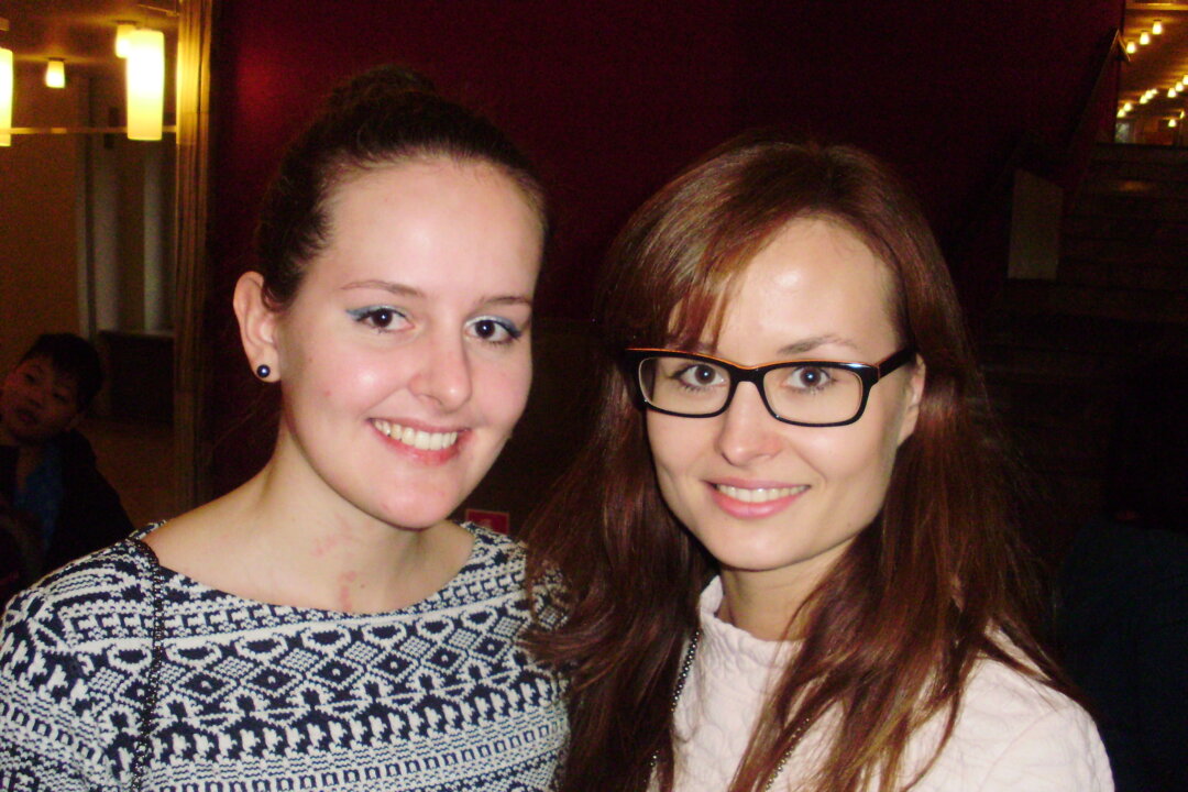 Diana (R) and Kamila Wyroslak at the Shen Yun Performance at the Grand Theater in Lodz on March 8, 2015. (Peter Sanftman/Epoch Times)