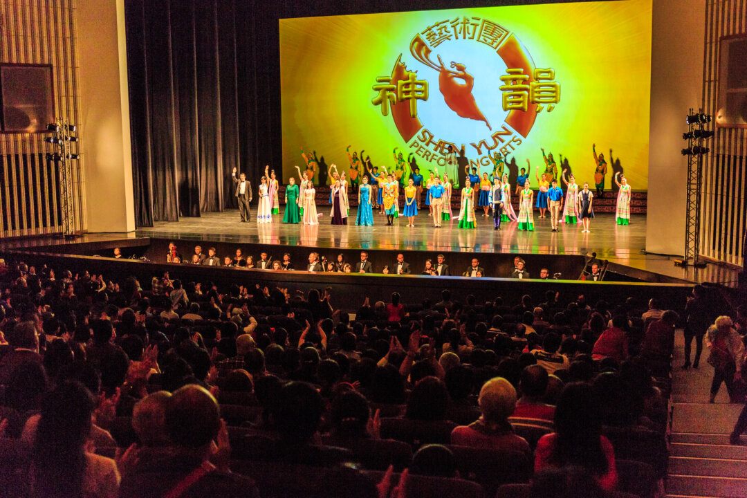 Shen Yun Performing Arts New York Company's curtain call at Kaohsiung's City Cultural Center. (Epoch Times)