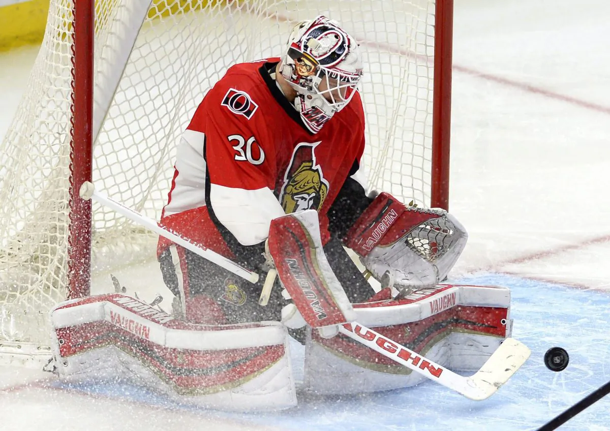 Ottawa Senators' goalie Andrew Hammond makes a save against the Buffalo Sabres in Ottawa on March 6, 2015. (The Canadian Press/Justin Tang)