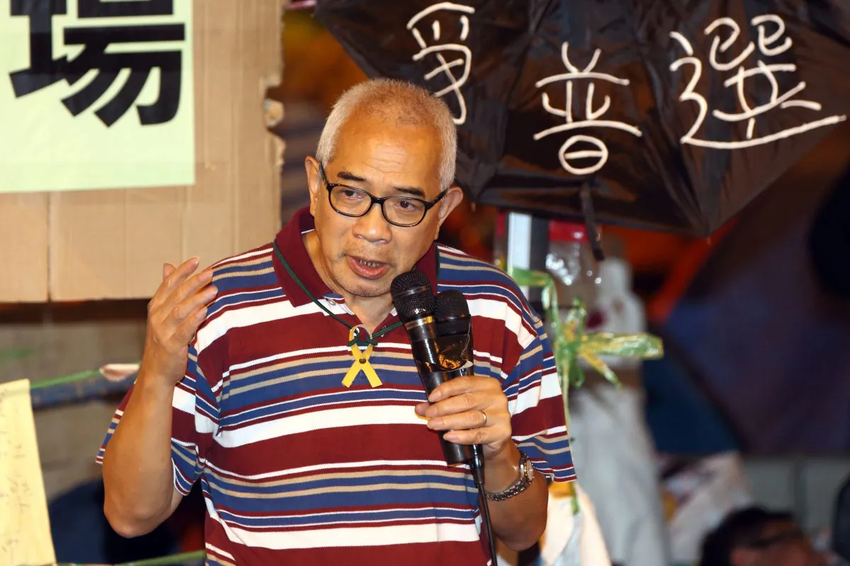 News veteran and noted commentator Ching Cheong speaks at a rally in an Umbrella Movement site in Hong Kong on Oct. 16, 2014. (Poon Zai Shu/Epoch Times)