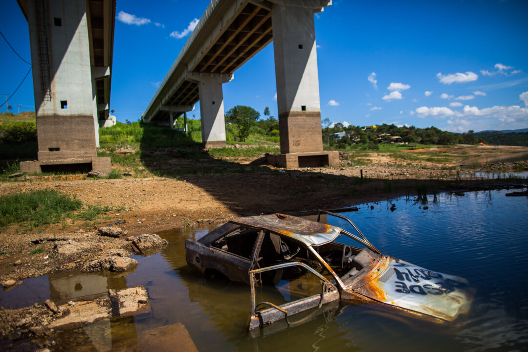 A shell of a car is seen with a text that reads in Portuguese: "Welcome to the desert of Cantareira" on the banks of the Atibainha reservoir, part of the Cantareira System that provides water to the city of Sao Paulo, Nazare Paulista, Brazil. (Victor Moriyama/Getty Images)