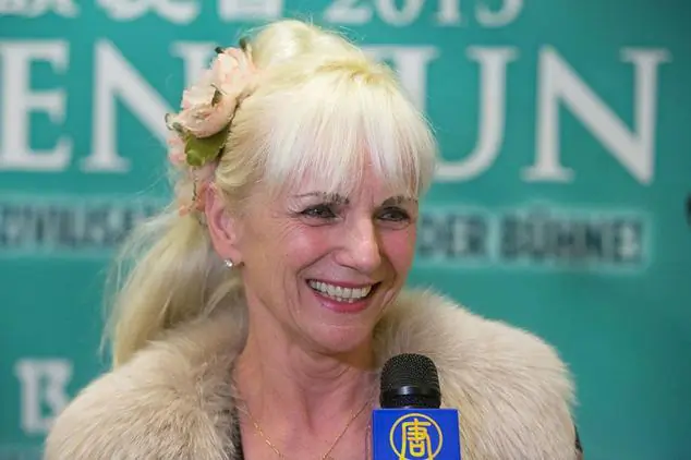 Dorothea Beug attends Shen Yun Performing Arts in Frankfurt's Jahrhunderhalle. (Matthias Kehrein/EpochTimes) 