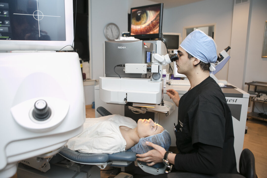 Refractive surgery technician Igor Yadgarov demonstrates how a Nidek laser machine works at Diamond Vision in New York City, on Feb. 6, 2015. (Samira Bouaou/Epoch Times)