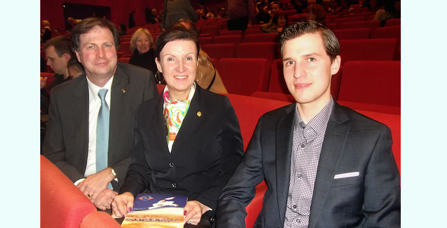 HIRH Sandor Habsburg Lothringen, Archduke of Austria, Prince of Tuscany (R) and
HIRH Herta Margarete Habsburg Lothringen, Archduchess of Austria, Princess of Tuscany (C) attend Shen Yun Performing Arts at Vienna's Wiener Stadthalle, on March 10, 2015. (Epoch Times)