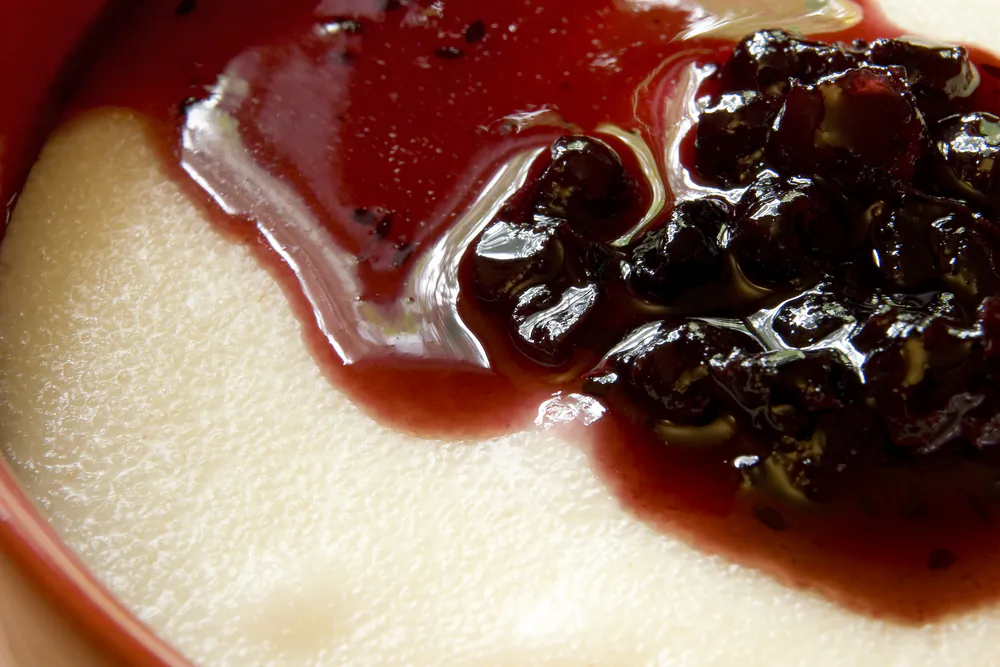 Semolina porridge with blueberry jam (Shutterstock*)