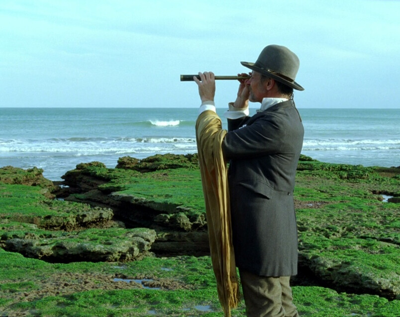 man with telescoph looking at grass in "Jauja"