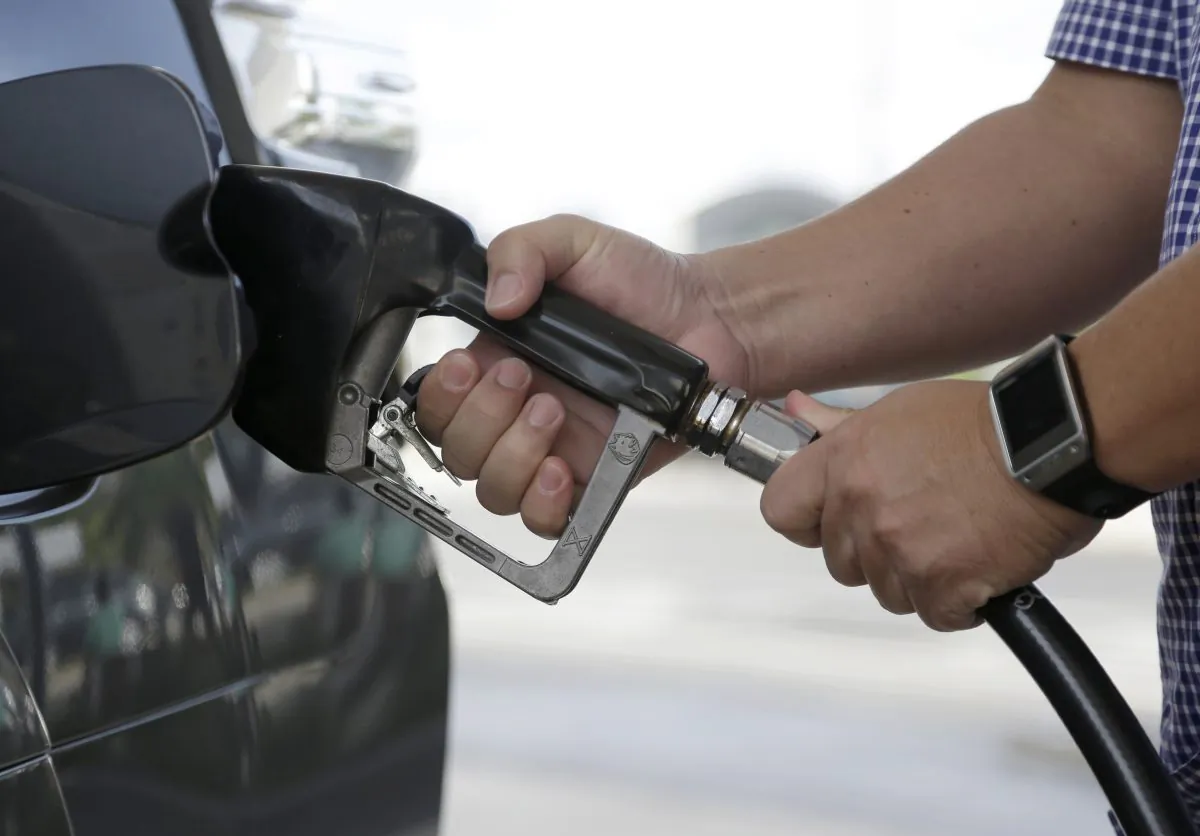  In this Jan. 23, 2015 photo, a motorist refuels his vehicle at a Westar gas station in Miami. (AP Photo/Lynne Sladky)