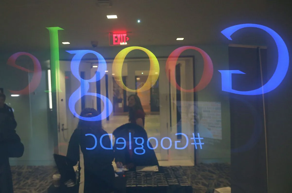People stand in the lobby of Google's Washington headquarters on Jan. 8. (Mark Wilson/Getty Images)