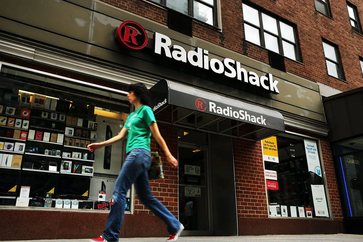 People walk by a RadioShack store on July 23, 2013 in New York City. (Spencer Platt/Getty Images) 
