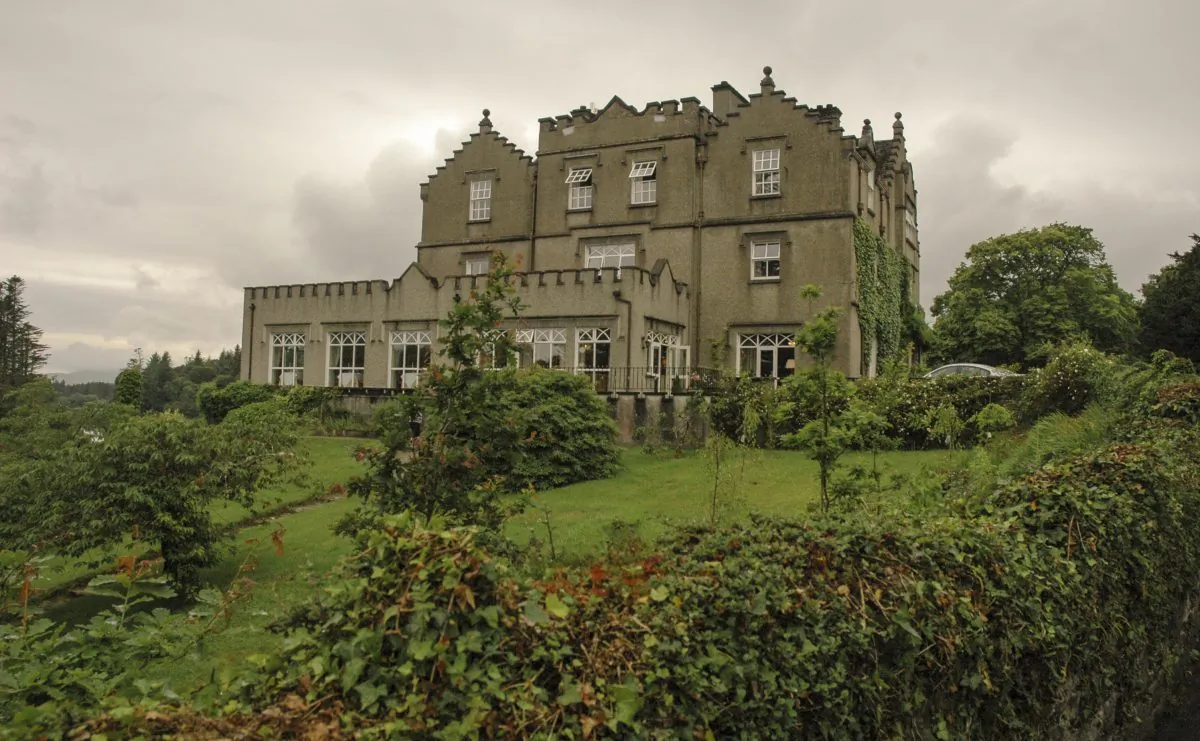 The Ballynahinch Castle Hotel is set in a private 450-acre estate of woodland, rivers, and lakes in the heart of Connemara, Co. Galway. The castle is situated on the Wild Atlantic Way, a 2,500-km tourism route along the west coast of Ireland. (Carole Jobin)
