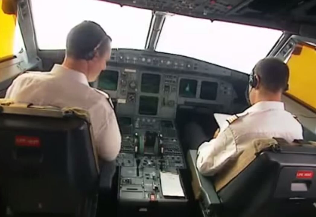 Germanwings: Video Shows How to Lock or Unlock an Airbus A320 Cockpit ...