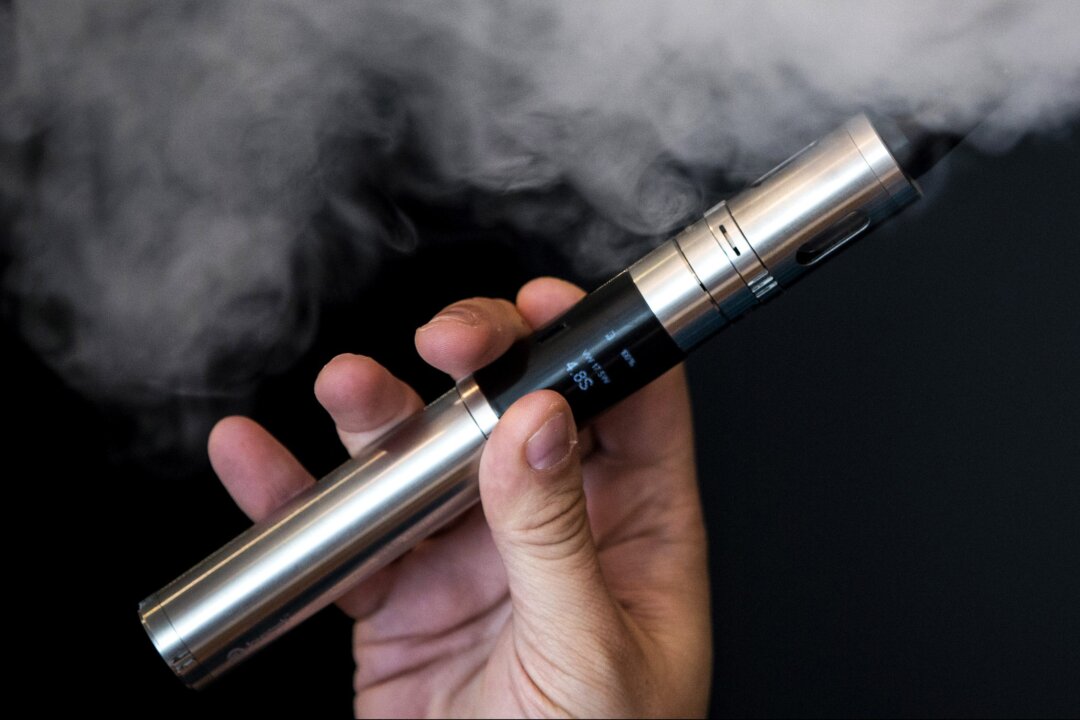A Vape lab uses an E-cigarette in London, UK, on Aug. 27, 2014. (Dan Kitwood/Getty Images)
