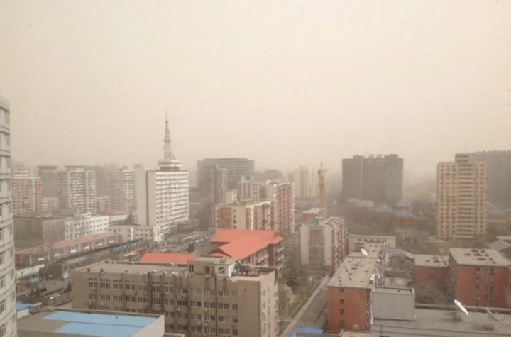 The worst sand storm this year hits Beijing, China, on March 28. 2015. (Weibo.com)